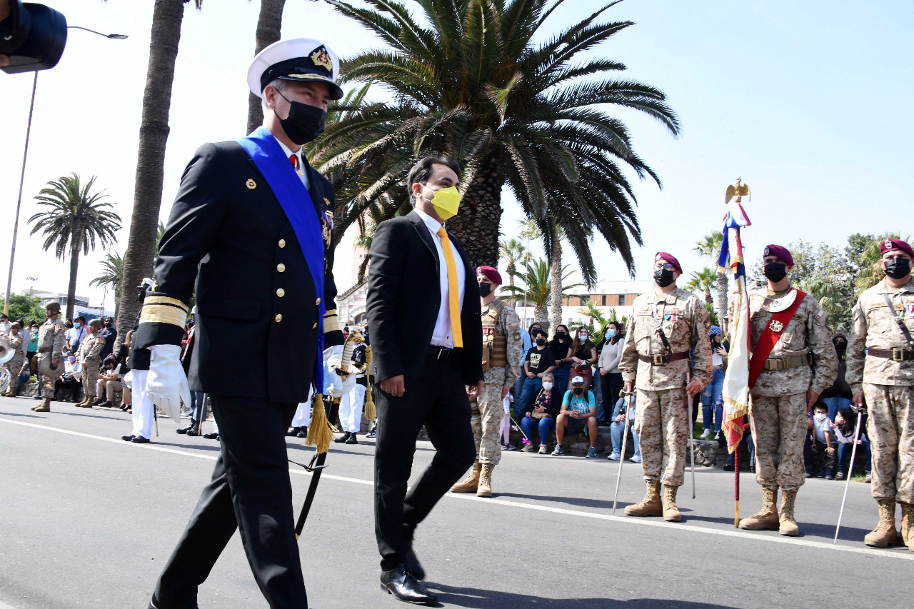 gobernador y almirante cesar delgado desfilando.JPG